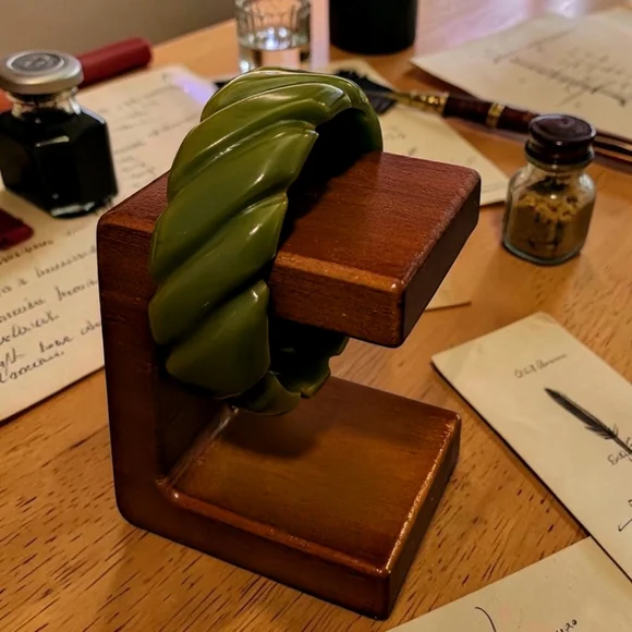 Vintage Groovy Green Bakelite Bangle Bracelet - Picture 1 of 3